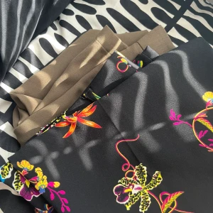 Kappahl och NAKD byxor! - Söta helt oanvända byxor med mönster och utan, båda kommer i paketet! <3 