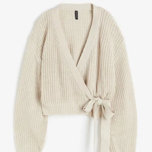 kofta hm - använd typ 2ggr, nyskick! jättemysig o skön! knyte på insidan också 