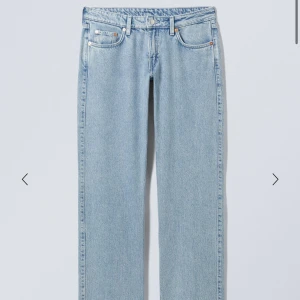 Arrow low straight jeans - Säljer mina fina men tyvärr försmå lågmidjade jeans från weekday!  Nypris 590kr säljer för 299 Väl använda men fint skick