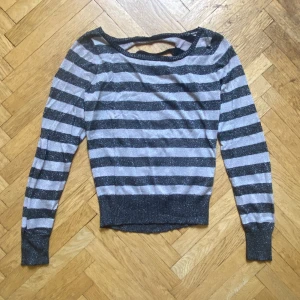 Randig topp  - Super cool randig topp med öppen rygg, perfekt för fest, storlek me men skulle mer säga att det är S, hål i båda armhålorna tyvärr men inget som syns 