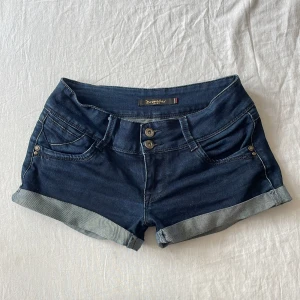 Jeansshorts  - Bra skick! Mått: midjemått rakt över 37-40 (stretch) grenhöjd 19,5 cm💗