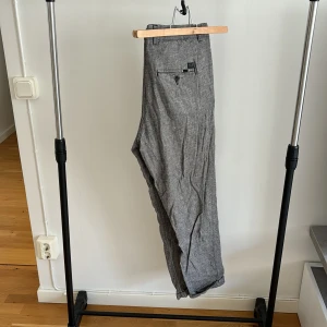 Kostymbyxor -  Grå Kostymbyxor från Jack and Jones i storlek 33: 34 Andvänt skick