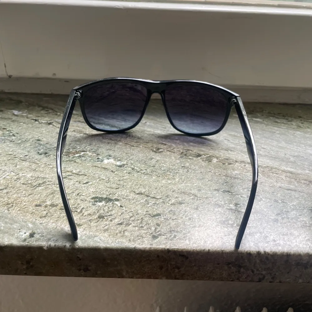 Ett par solglasögon som är nästan identiska med rayban boyfriend solglasögonen. Solglasögonen är i nyskick. Accessoarer.