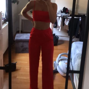 Rött sett från bikbok  - Tänkte sälja mitt fina röda sett från Bikbok då jag använt de endast 1 gång. I nytt skick. 54 kg, 166cm lång