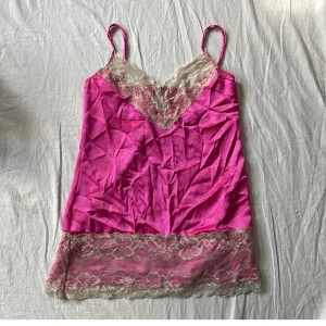 Spetstopp  - Bra skick! Den är 52,5 cm lång från armhålan och ner, storlek står som s men passar m med💗 har inga andra bilder!