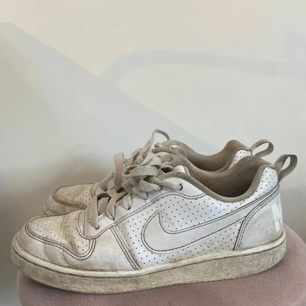 Säljer dessa Nike skor i storlek 36. Ganska använda men inga skador. Om man vill ha dom helt vita kan man vara skrubba bort. Skriv privat för mer info!💞. Skor.