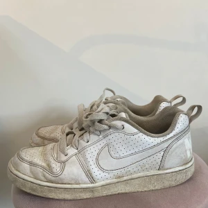 Nike skor  - Säljer dessa Nike skor i storlek 36. Ganska använda men inga skador. Om man vill ha dom helt vita kan man vara skrubba bort. Skriv privat för mer info!💞