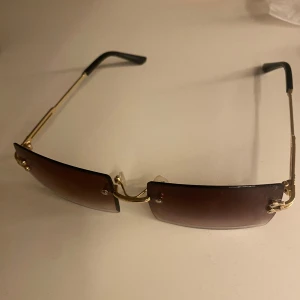 Solglasögon  - Helt vanliga solglasögon som inte är använda någonting. Sitter perfekt och gör inte ont av lång användning. 