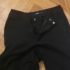 Bikbok bootcut kostym byxor  - Storlek 36 , original pris 500 säljer för 200 knappt använda säljer pågrund av de inte passar mig 💕 de har inga skador,  inte så bra bilder men kan skicka mer om ni kontaktar mig 
