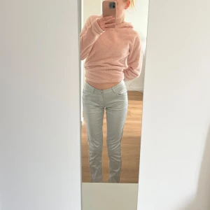 Silvriga skimriga byxor  - Fina byxor i skimrigt tyg. Fickor både fram och bak. Passar bra i längden på mig som är 167. Storlek S från Zac&Zoé, i väldigt fint skick! 