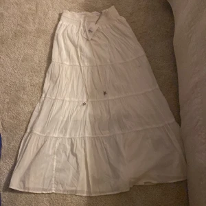 En lång vit kjol som är as snygg🥹✨Prislapp är kvar! - En vit snygg kjol Som aldrig har kommit till användnings Ordinarie pris är 299 men den har en liten fläck så säljer den för lite billigare