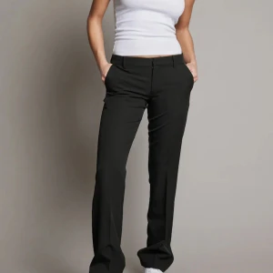 Lågmidjade bootcut kostymbyxor  - Säljer dessa jätte fina kostymbyxor som är i ett jätte bra skick! Har använt dem max tre gånger. Säljer på grund av de förkorta då jag är169 