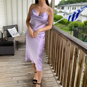 Satinklänning  - Säljer denna superfina satinklänningen i lila med band som diamanter då den tyvärr inte kommit till användning. Den är från madlady i storlek M och kostade 500kr🥰 endast använd en gång och är i nyskick