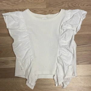 Topp - Jättefin topp med lite volang☺️ Inga skador.