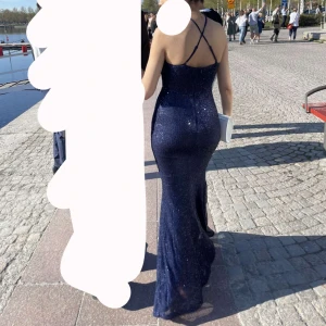 Bal klänning - Använt den endast 1 gång, kommer inte till användning igen. Den är som ny, jättefin.