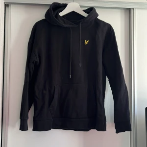 Lyle&scott hoodie - Svart stilren hoodie från Lyle&scott. Använd väldigt fåtal gånger. Nypris var runt 600-700kr.