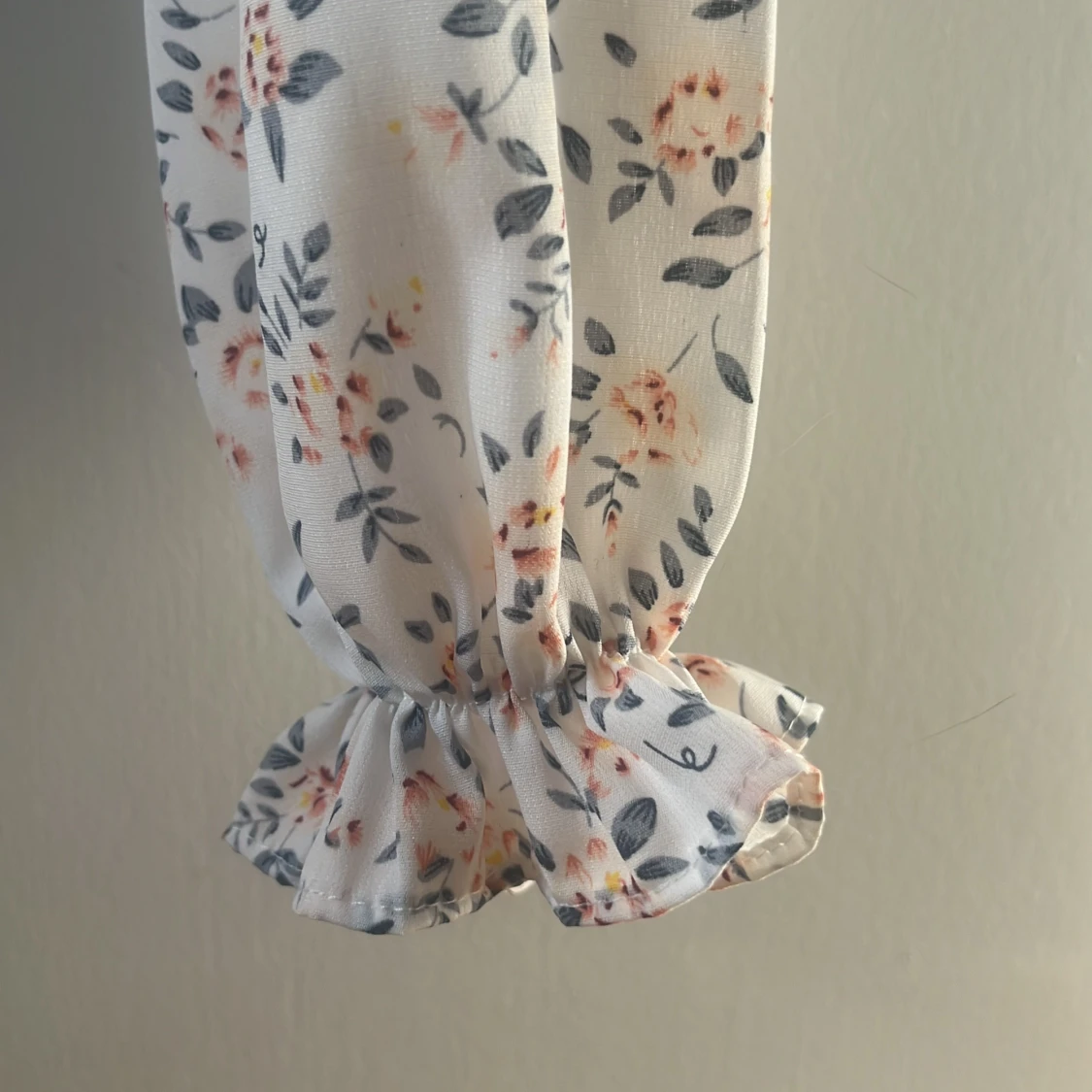 Vit blommig blus - 92