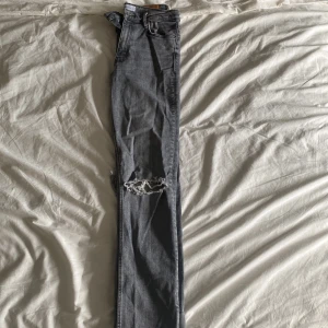 Zara jeans - Jeans från Zara med slits i storlek 38💓