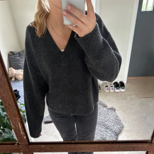 Stickad tröja zara - Stickad tröja i nyskick från zara. Använd fåtal gånger (nypris 399kr)