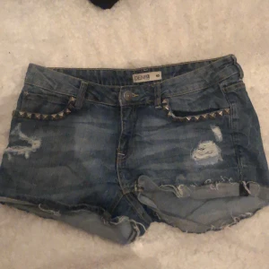 Jeans shorts  - Köpta second hand nästan aldrig använt bra skick är storlek 40 men väldigt små i storleken 