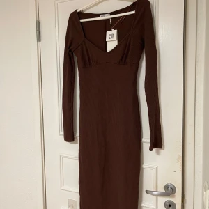 Stickad klänning  - Helt ny klänning med prislapp. Endast testad 