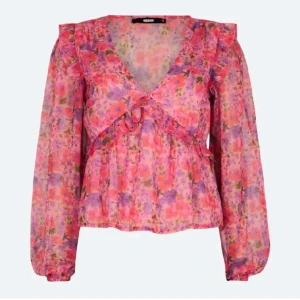 Rosa blommig blus  - Säljer denna jätte söta rosa blommiga blusen, den är använd fåtal gånger. 
