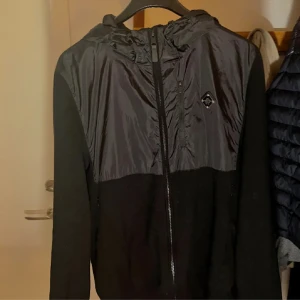 J. Lindeberg cardigan  - Storlek M men stor i storleken Säljer då den ej passar mig. Pris kan diskuteras vid snabb affär.