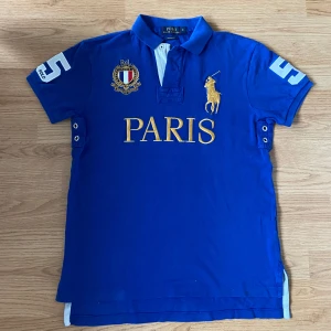 Ralph Lauren Paris Polo/Pike - !skicka bud för snabb affär! Fet Ralph Lauren Paris piké, utmärkt skick. Storlek M. Skriv om ni undrar någonting eller om ni vill ha fler bilder 📲