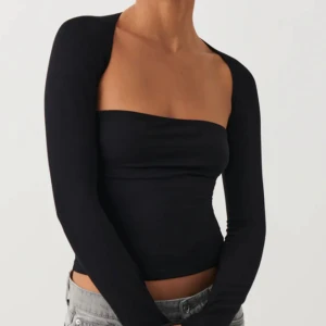 Tröja - Mörk blå tröja från Ginatricot. Modellen soft touch square neck top. Storlek xs. Helt oanvänd med prislapp på. Endast testad men gillade inte modellen på mig. 🥰