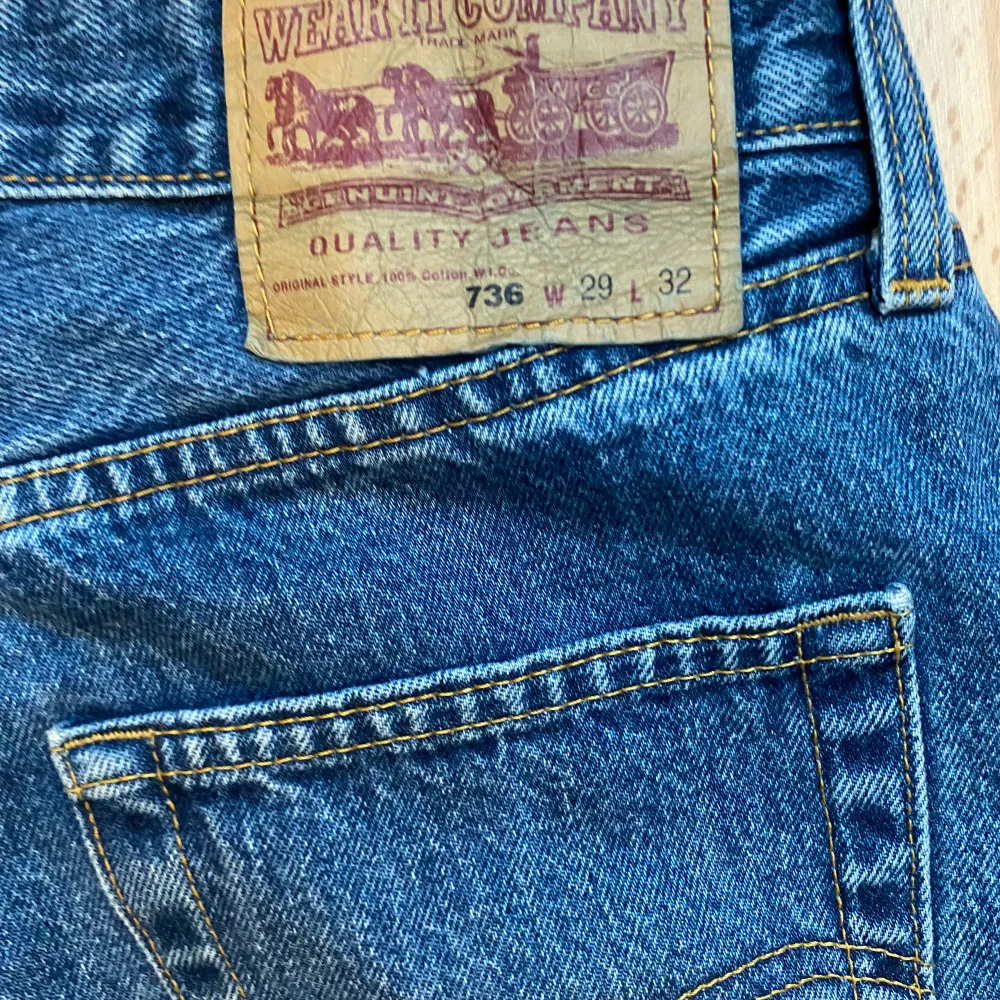 Högmidjade Levis jeans storlek 29/32. Lite slitna vid knäna. Jeans & Byxor.