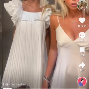 Klänning - Intressekoll på denna super söta klänning till vänster! Perfekt till sommaren och middagar. Säljer endast för bra pris