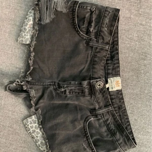 Jeansshorts  - Snygga shorts med leopard fickor🐆Storleken motsvarar en svensk 38🫶 midjemått: ca 38cm rakt över!Använd gärna köp nu, postar snabbast med instabox🌸