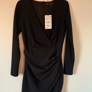 Zara klänning - Klänning från Zara, köpt för 399kr i storlek M😍 Aldrig använd (prislapp sitter kvar)