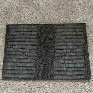 Bianca by Biancaingrosso datorfodral - Säljer nu detta fodralet från Bianca ingrossos gamla märke som ej finns mer. Fodralet är aldrig använt. Fodralet är enbart till för en dator som ni kan se på sista bilden då det är såpass smalt. Måtten på fodralet är 40x27 cm.