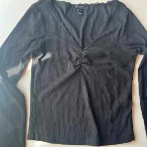 Svart ribbad topp storlek 36 - Svart långärmad ribbad topp. Från New Look i storlek 36.