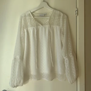 Blus  - Säljer min jättefina blus ifrån VILA. Storlek 36💕💕 inga defekter eller något sånt hör av er vid frågor 💕💕