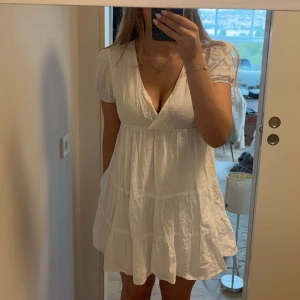 klänning  - Vit klänning! Köpt på plick men i fint skick💛 Storlek M men passar mer S! Säljer då den tyvärr inte kommer till användning💛