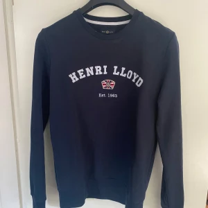 Henri Lloyd tröja - Nästintill oanvänd Henri Lloyd Kyme Branded Sweatshirt, utmärkt skick!