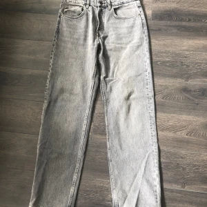 Zara jeans  - Zara jeans, straight lite baggy modell. Använda 2-3 ggr. Lite ytludd om man synar noga.