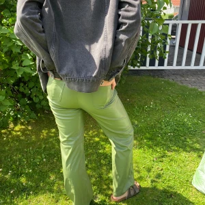 Gröna läderbyxor  - Gröna byxor i fakeläder💫hög midja 