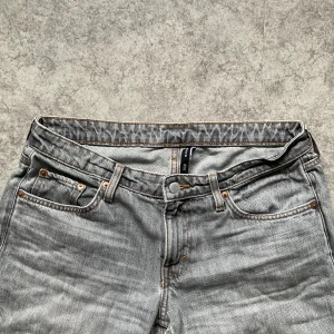 Gråa weekday jeans - Gråa jeans från weekday i modellen arrow. Fint skick utan skavanker.