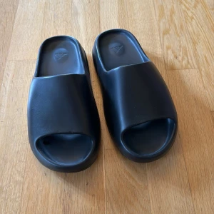 Yeezy slides - Säljer mina yeezy slides pga att de va för små. Aldrig använt utomhus 10/10 skick kom dm om du har fler frågor🫱🏼‍🫲🏽