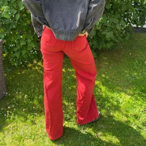 Röda jeans - Röda högmidjade jeans från hm 💫