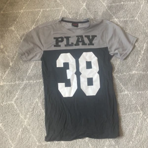 Träning tröja  - En grå svart träning tröja för män 