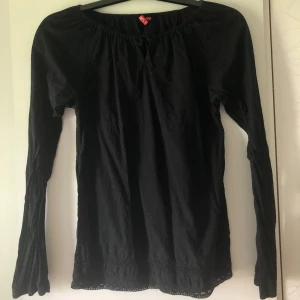 Svart off shoulder blus - Gullig blus med fina detaljer. 