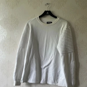 Vit Tröja  - Storlek m och är i bra skick 
