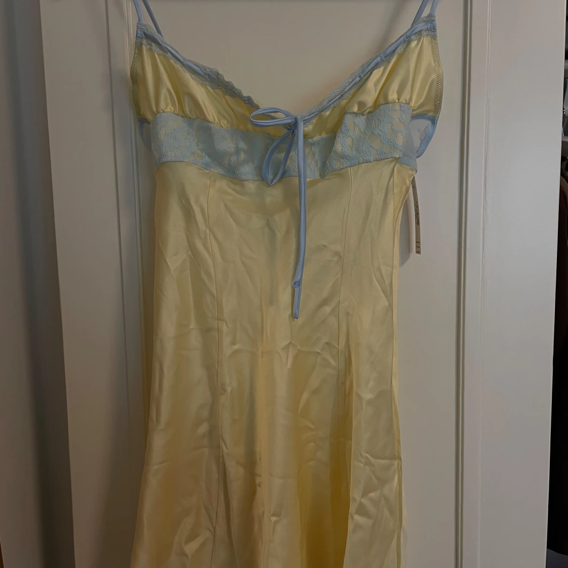 Gul klänning med blå detaljer från VS Pink