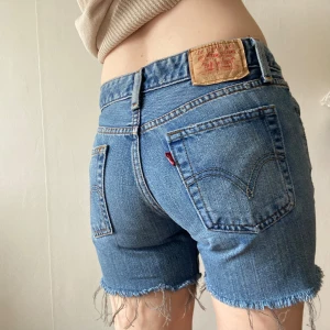 Jeansshorts Levis - Levis jeansshorts! Säljer de eftersom de är för små för mig, jag är vanligtvis W27-28 och skulle säga att dessa är W25 och passar XS⭐️ Omkrets höft: 70 cm! De är lite slitna och har en fläck på framsidan (se sista bilden) men annars så fina! 