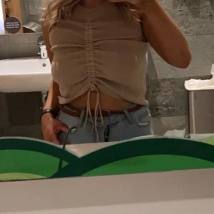 Cool Top - Cool top från Nova of Sweden. Går att justera längden med banden i mitten.