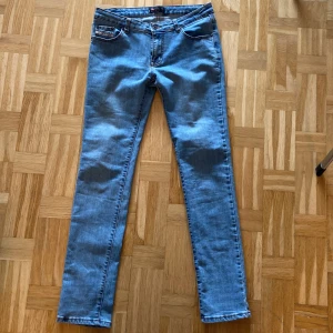 Low Waist Skinny Jeans - Jeans i jättebra skick! Storlek 32, lite stora i midjan. Lite mer loose skinny jeans